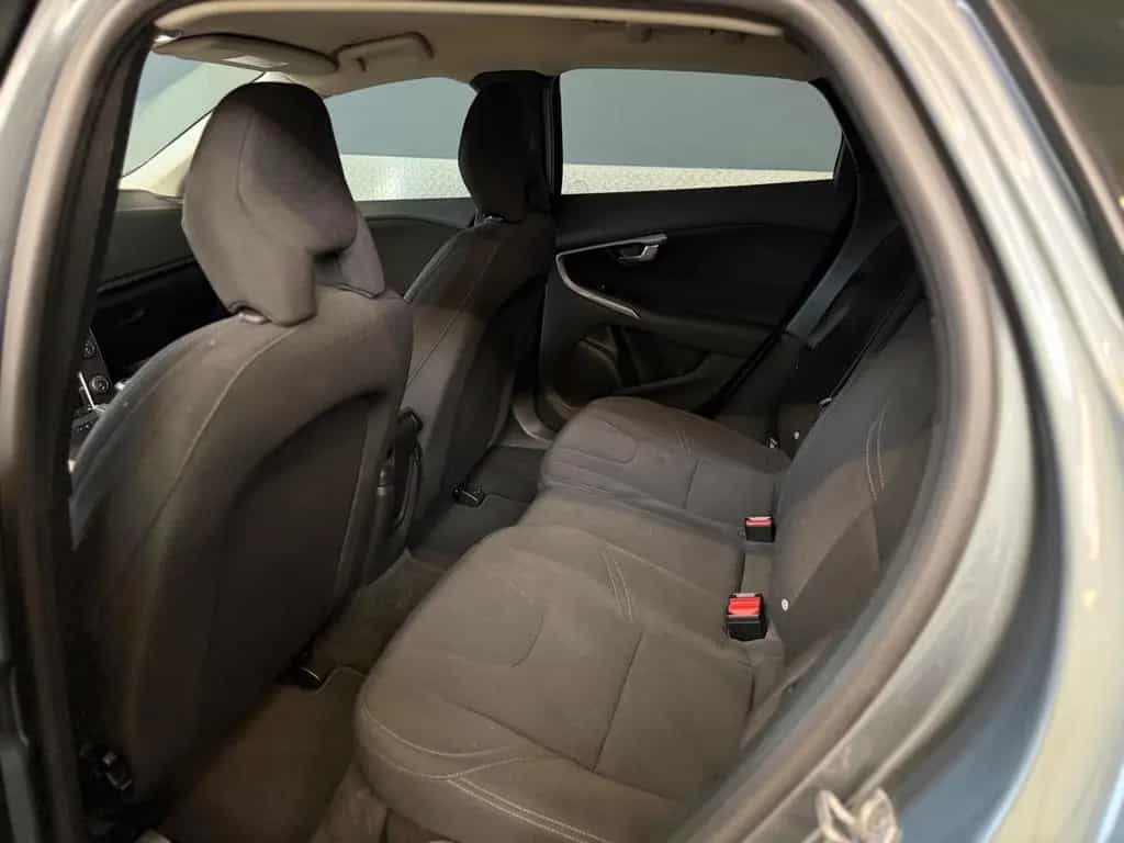 Volvo V40 Kinetic 2.0-LED-SZH-SCHECKHEFT-1.HAND- 05/2017-photo-10