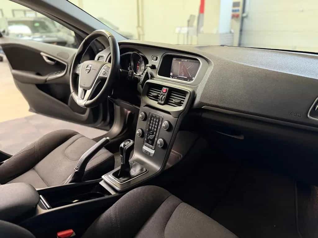 Volvo V40 Kinetic 2.0-LED-SZH-SCHECKHEFT-1.HAND- 05/2017-photo-12