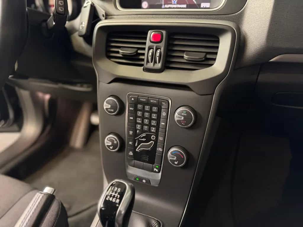 Volvo V40 Kinetic 2.0-LED-SZH-SCHECKHEFT-1.HAND- 05/2017-photo-13