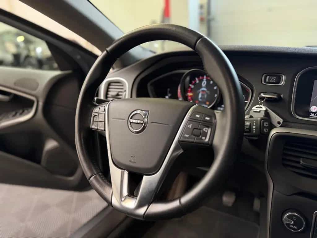 Volvo V40 Kinetic 2.0-LED-SZH-SCHECKHEFT-1.HAND- 05/2017-photo-14