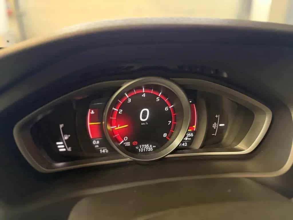 Volvo V40 Kinetic 2.0-LED-SZH-SCHECKHEFT-1.HAND- 05/2017-photo-16
