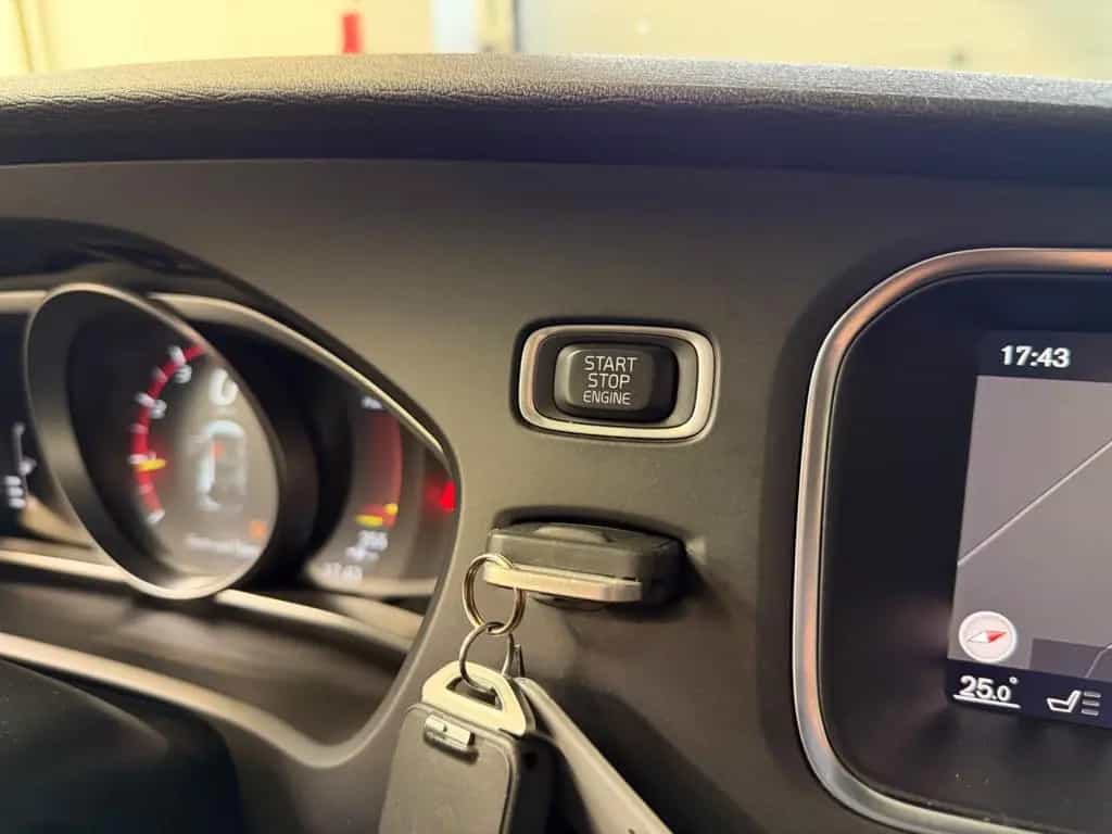 Volvo V40 Kinetic 2.0-LED-SZH-SCHECKHEFT-1.HAND- 05/2017-photo-19