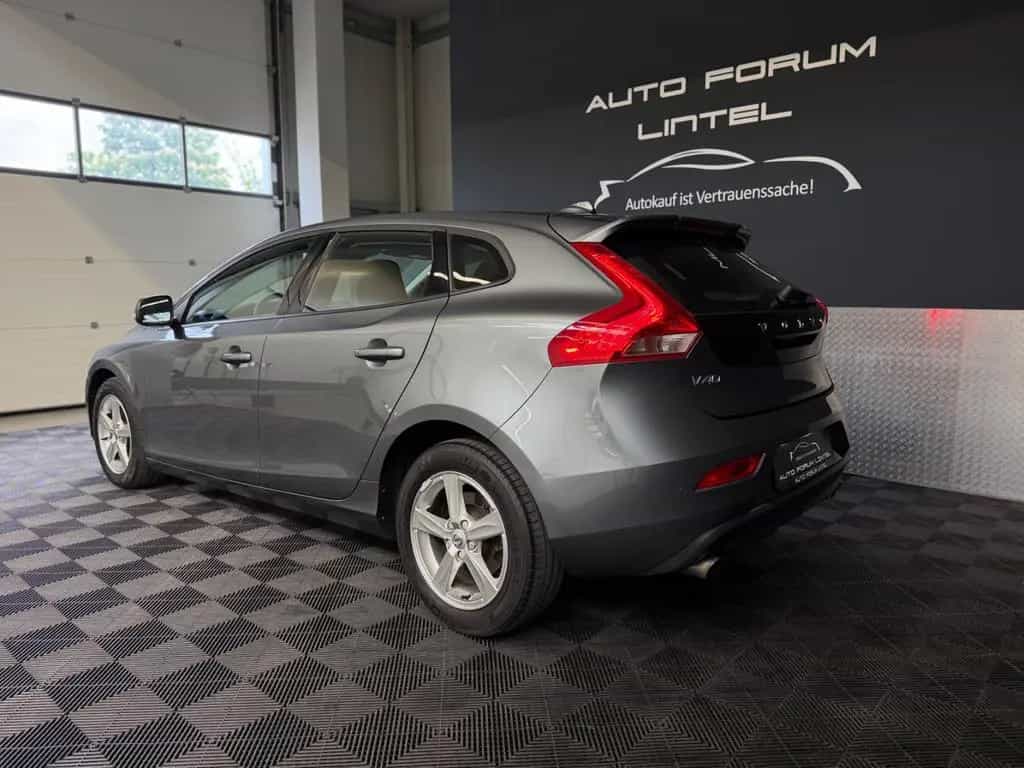 Volvo V40 Kinetic 2.0-LED-SZH-SCHECKHEFT-1.HAND- 05/2017-photo-4