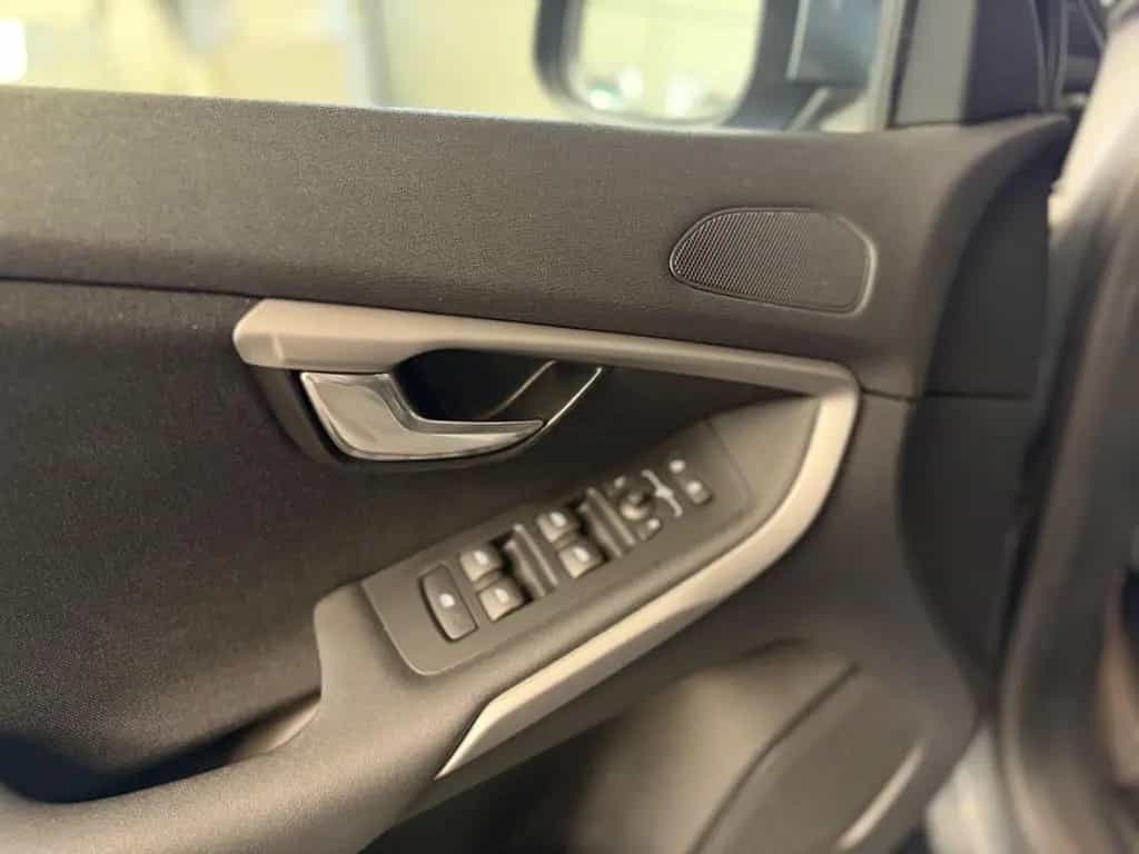 Volvo V40 Kinetic 2.0-LED-SZH-SCHECKHEFT-1.HAND- 05/2017-photo-9