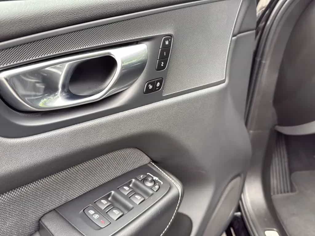 Volvo XC60 B5 (Benzin) Plus Dark AWD Automatik Navi 03/2023-photo-8
