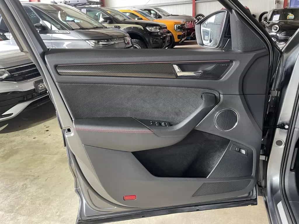 Skoda Kodiaq RS+4x4+CANTON SOUND+AHK+SHZ VORN/HINTEN+GARANTIE 10/2023-photo-27