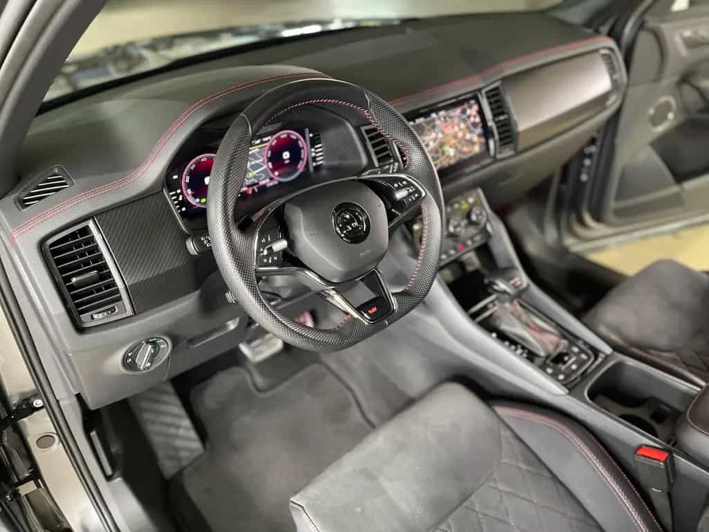Skoda Kodiaq RS+4x4+CANTON SOUND+AHK+SHZ VORN/HINTEN+GARANTIE 10/2023-photo-31