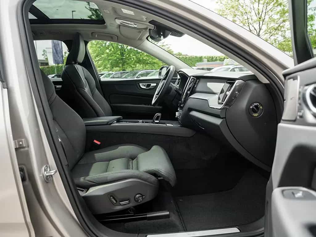Volvo XC60 B5 AWD Ultra Dark 07/2025-photo-1