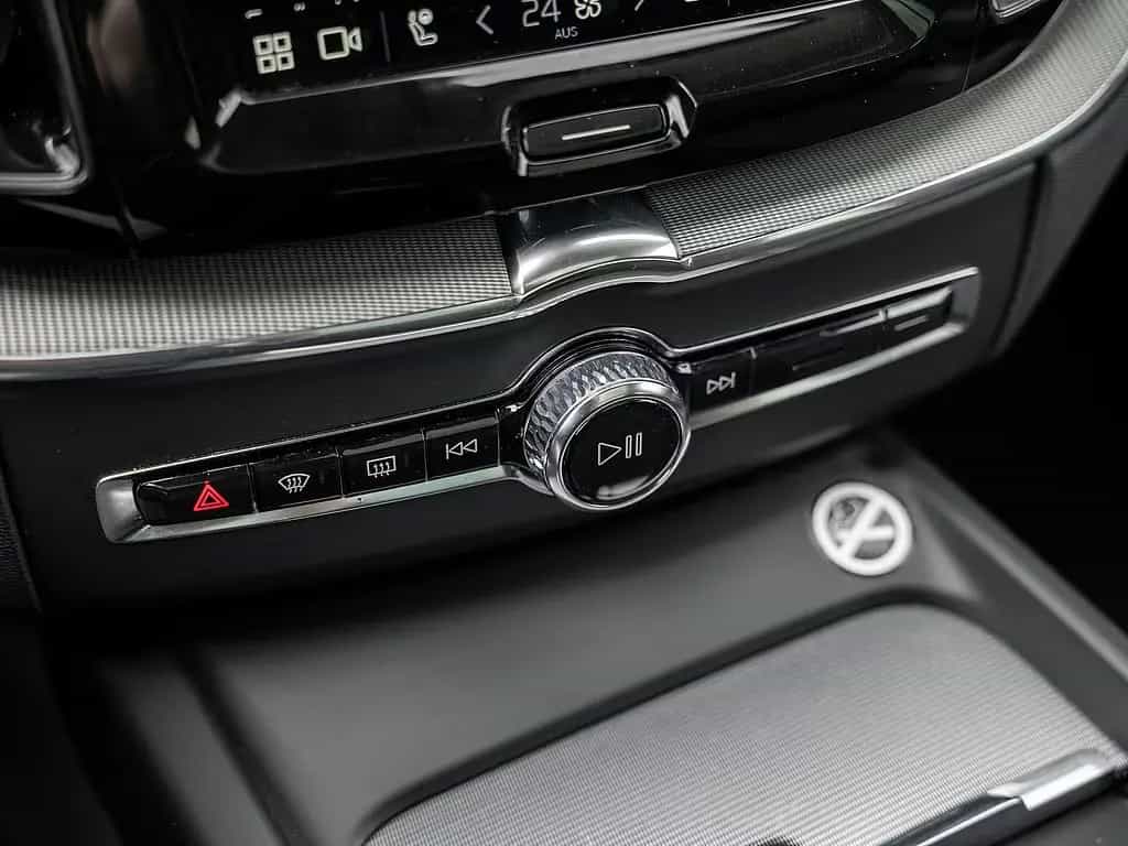 Volvo XC60 B5 AWD Ultra Dark 07/2025-photo-17