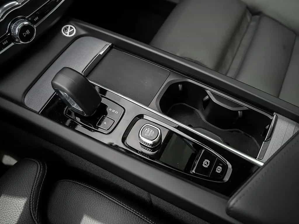 Volvo XC60 B5 AWD Ultra Dark 07/2025-photo-18