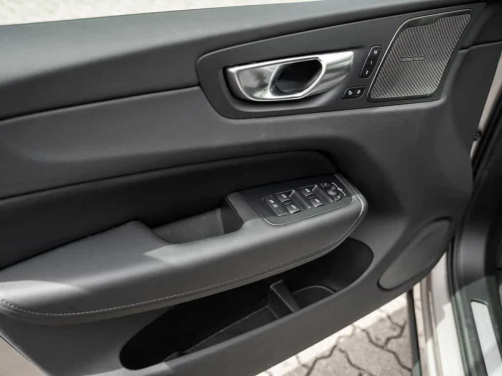 Volvo XC60 B5 AWD Ultra Dark 07/2025-photo-23