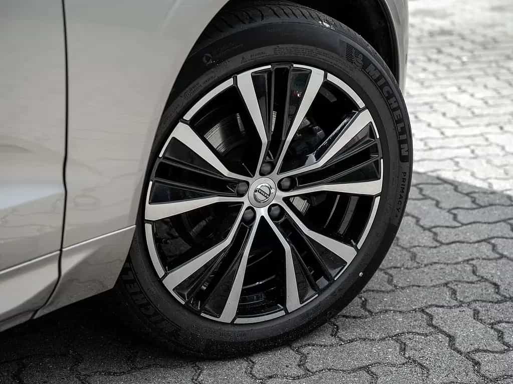 Volvo XC60 B5 AWD Ultra Dark 07/2025-photo-4