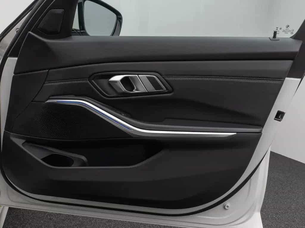 BMW 3 Series d  Luxury Line Panorama Kamera DAB AHK Alarm 08/2021-photo-32