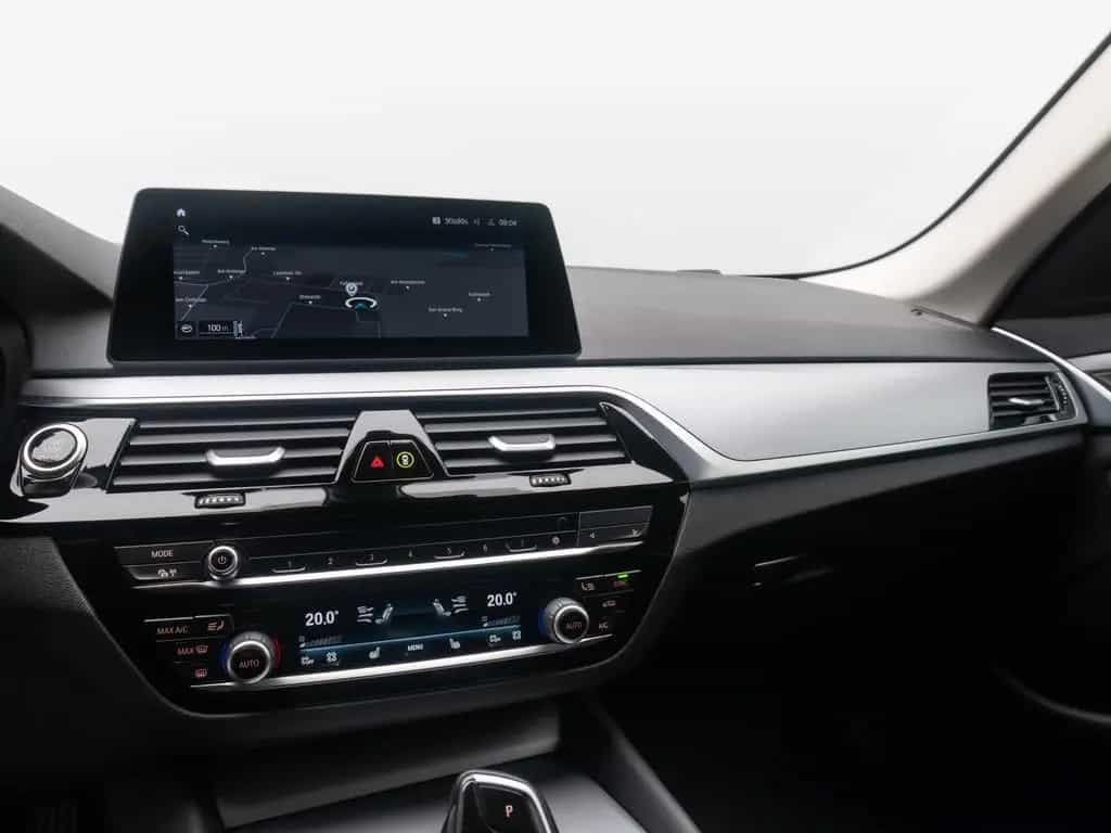 BMW 5 Series d Kamera DAB 4xKlima Alarm GeschwindigReg 10/2020-photo-21
