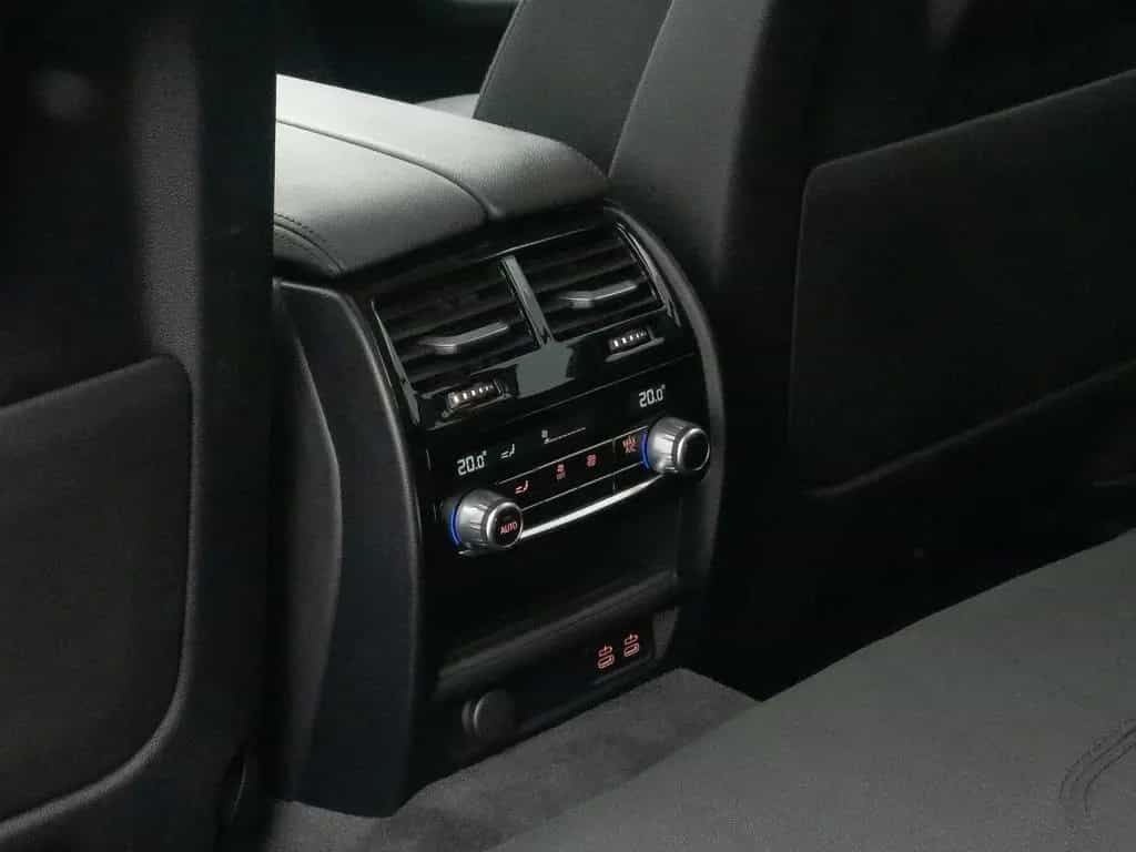 BMW 5 Series d Kamera DAB 4xKlima Alarm GeschwindigReg 10/2020-photo-27