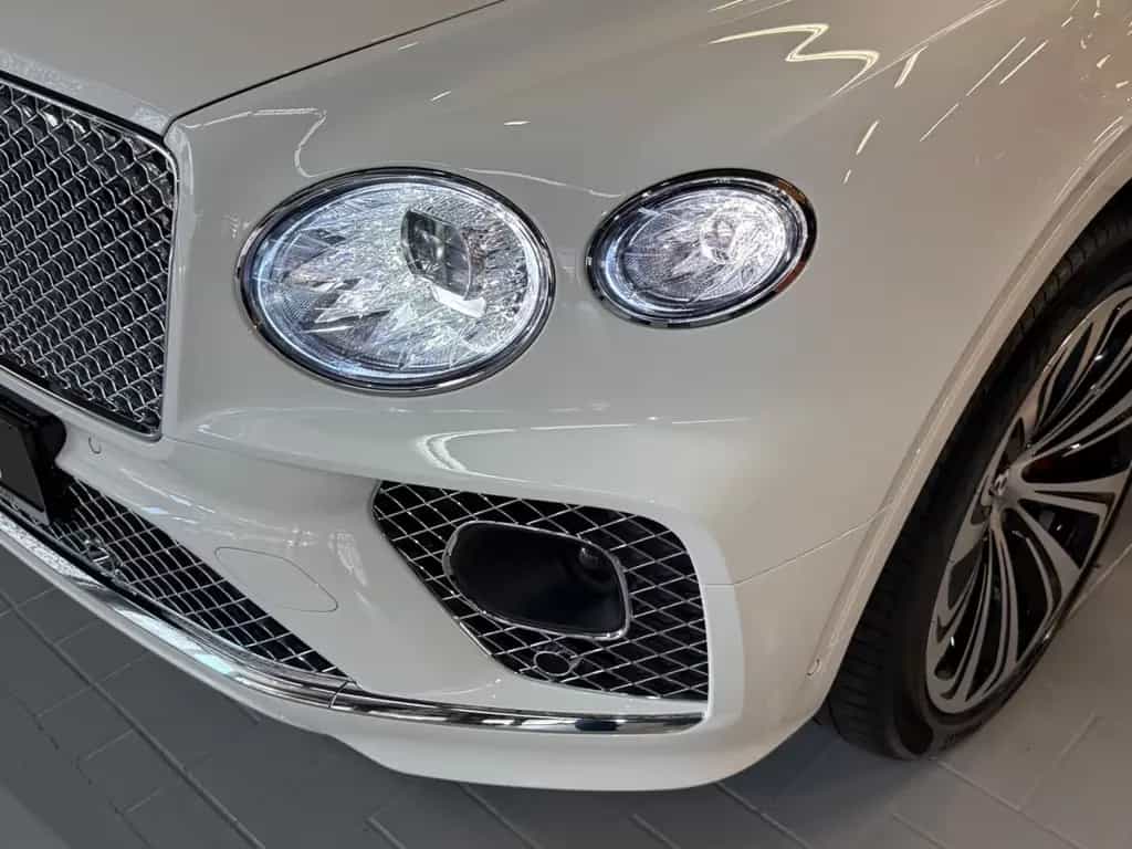 Bentley Bentayga 4.0 V8 Mulliner First Edition DUO-TONE 02/2022-photo-16