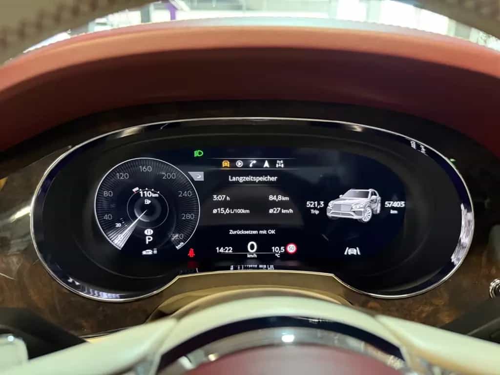 Bentley Bentayga 4.0 V8 Mulliner First Edition DUO-TONE 02/2022-photo-17