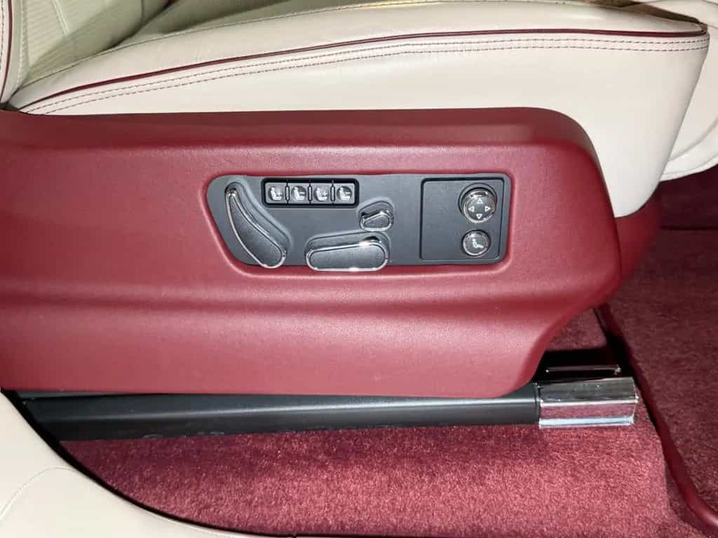 Bentley Bentayga 4.0 V8 Mulliner First Edition DUO-TONE 02/2022-photo-28