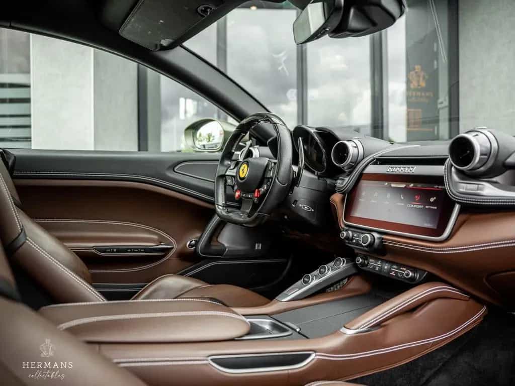 Ferrari GTC4Lusso T 3.9 V8 / Warranty / Passenger Displa 11/2020-photo-19
