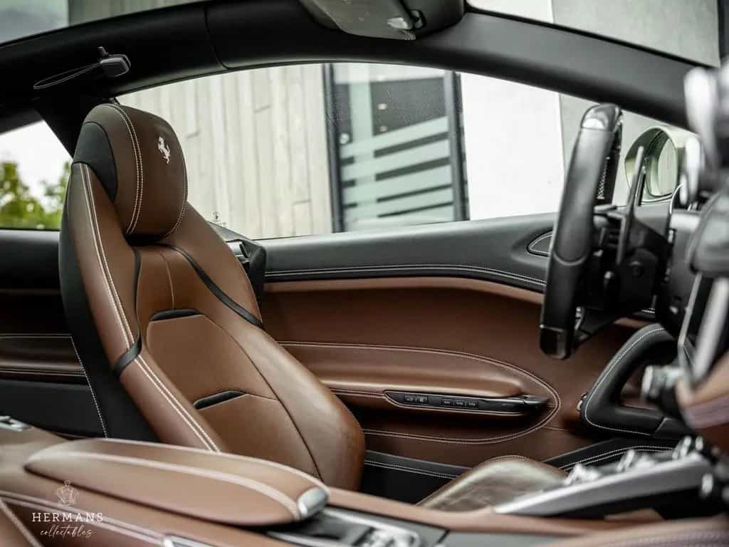Ferrari GTC4Lusso T 3.9 V8 / Warranty / Passenger Displa 11/2020-photo-32