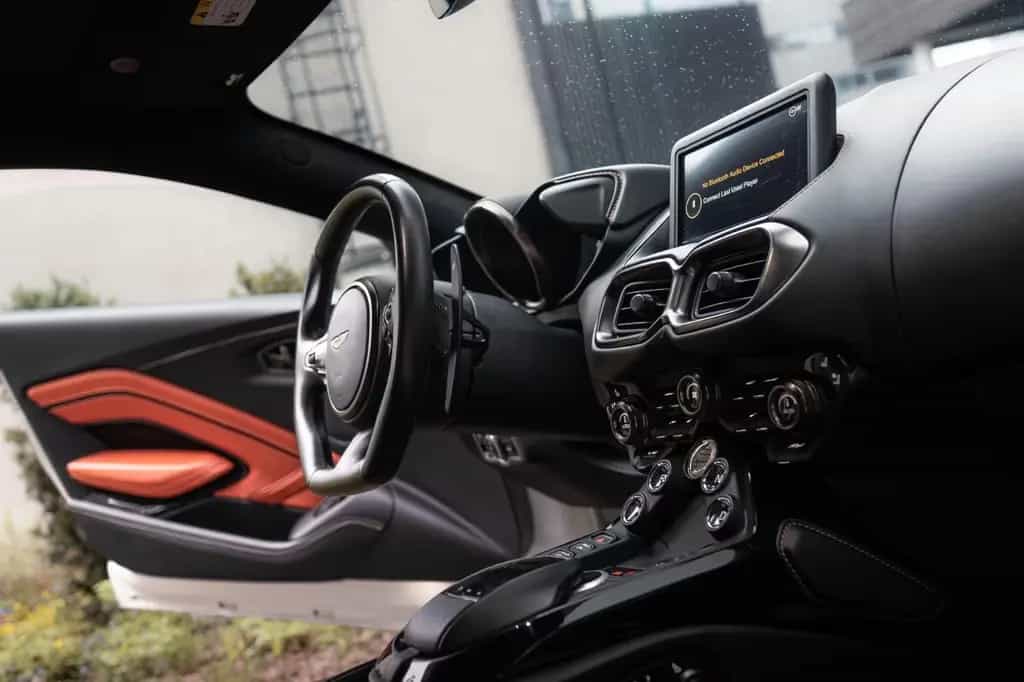 Aston Martin V8 Vantage 4.0 06/2020-photo-2