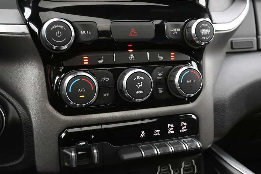 Dodge RAM 1500 CREW CAB*PANO*NAVI*KAM*AHK*UNFALLFREI* 11/2019-photo-30