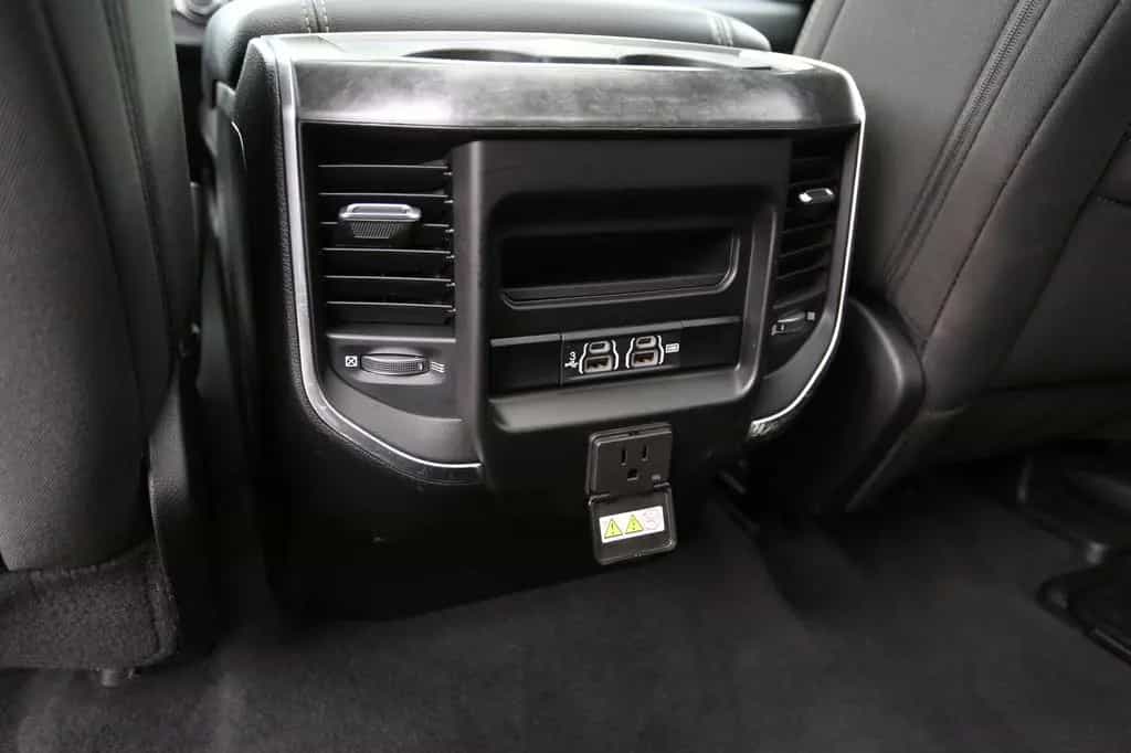 Dodge RAM 1500 CREW CAB*PANO*NAVI*KAM*AHK*UNFALLFREI* 11/2019-photo-32