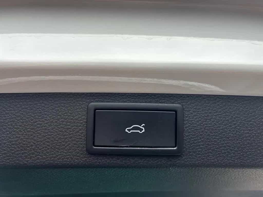Skoda Karoq 1.5 TSI DSG Tour Anhängerkupplung LED Navi 07/2025-photo-12
