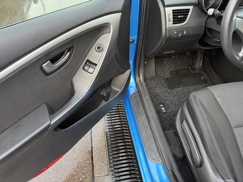 Hyundai i30 1.4 Classic blue Klima USB AUX PDC 11/2015-photo-17