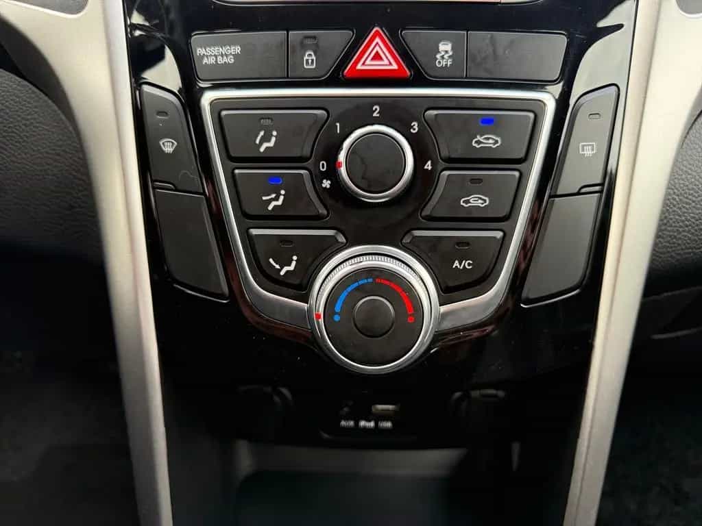 Hyundai i30 1.4 Classic blue Klima USB AUX PDC 11/2015-photo-24