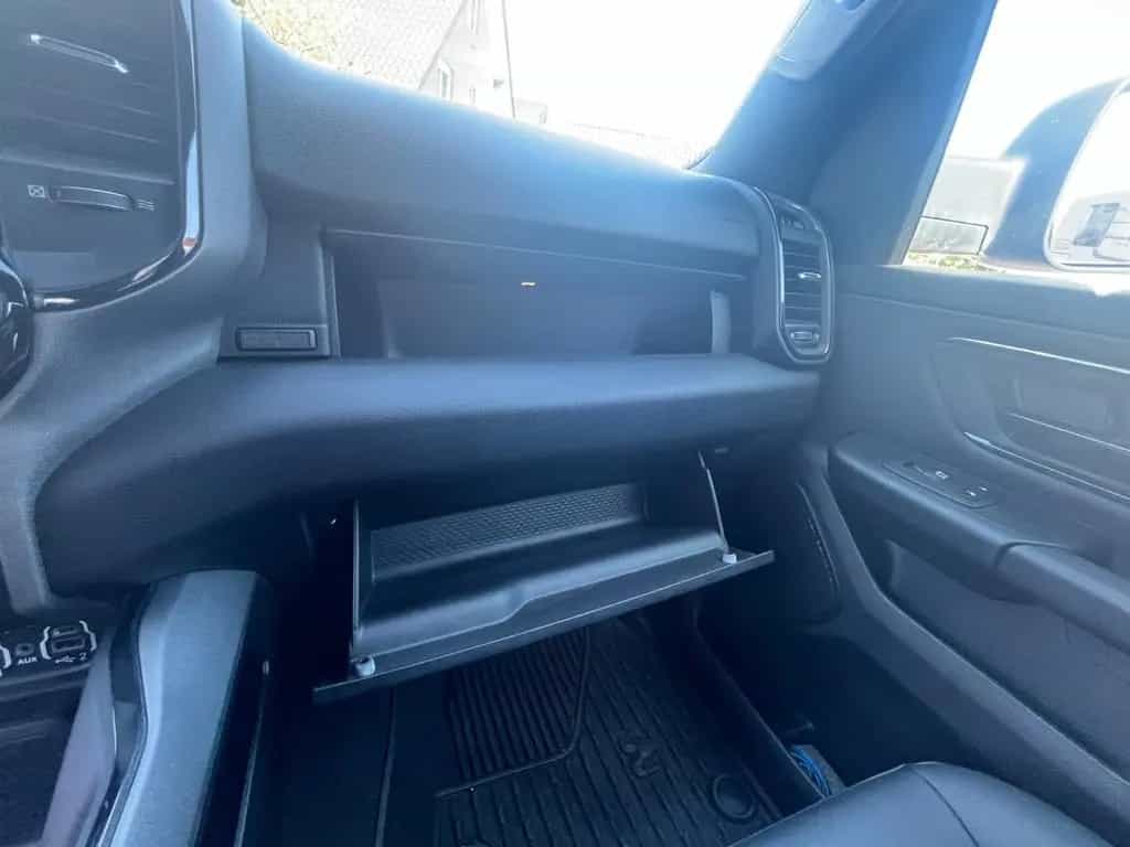 Dodge RAM Big Horn/Gasanlage/Ladefl.rollo/Geiger Schalldäm 01/2024-photo-17