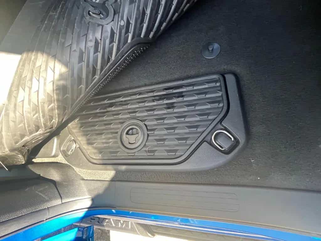 Dodge RAM Big Horn/Gasanlage/Ladefl.rollo/Geiger Schalldäm 01/2024-photo-25