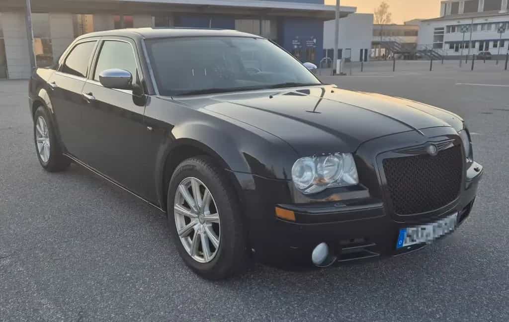 Chrysler 300C mit dem robusten V6-Motor und frischem TÜV 10/2004-photo-0