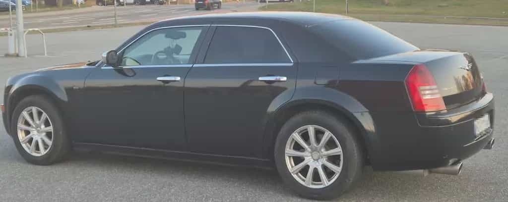 Chrysler 300C mit dem robusten V6-Motor und frischem TÜV 10/2004-photo-3