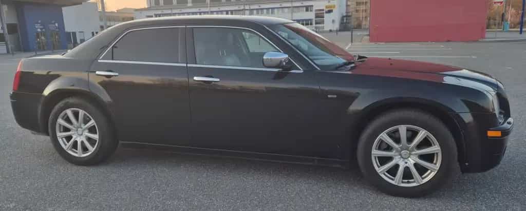 Chrysler 300C mit dem robusten V6-Motor und frischem TÜV 10/2004-photo-7