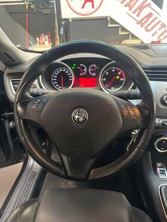 Alfa Romeo Giulietta 1.6 JTDm-2 Distinctive 05/2013-photo-9