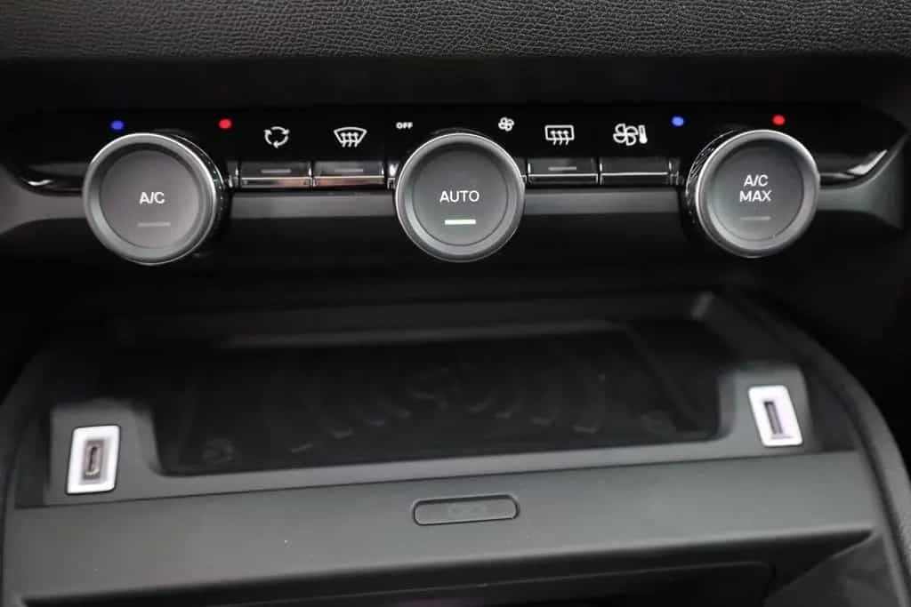 Citroën C4 PureTech 130 Aut. LED ACC Navi Pano 07/2024-photo-11
