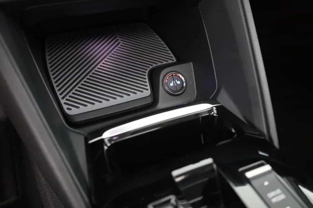 Citroën C4 PureTech 130 Aut. LED ACC Navi Pano 07/2024-photo-12
