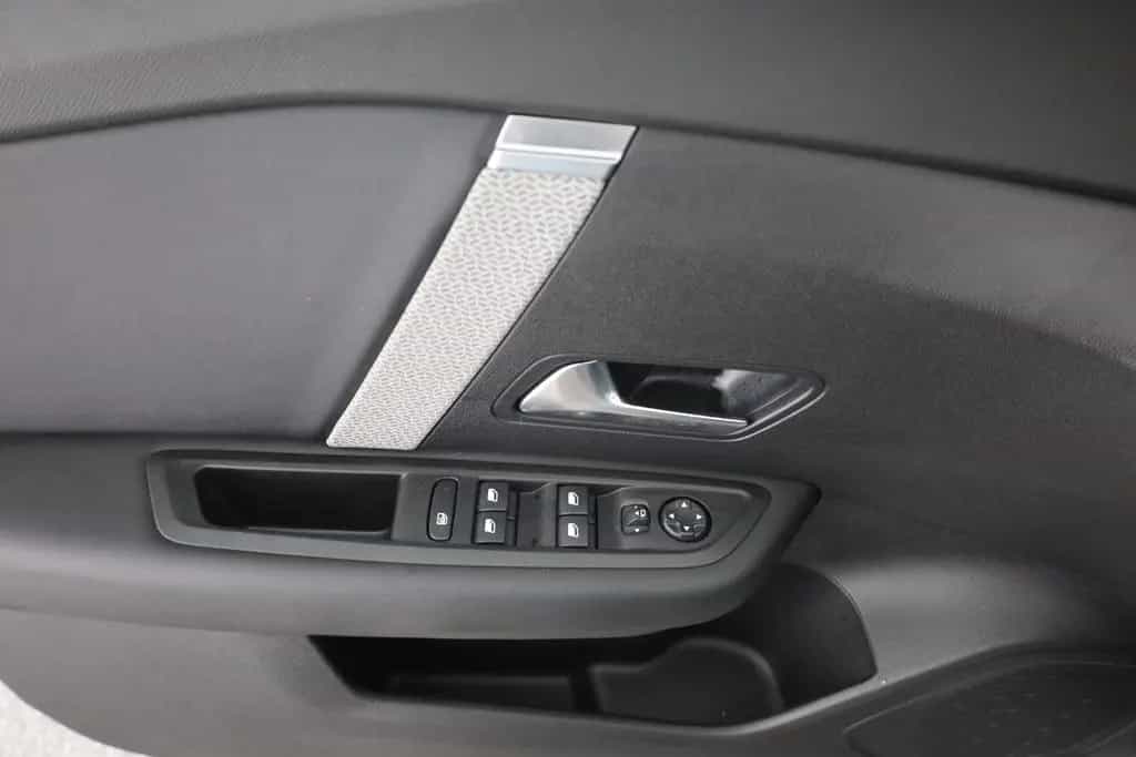 Citroën C4 PureTech 130 Aut. LED ACC Navi Pano 07/2024-photo-21