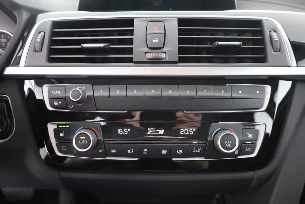BMW 320 i Touring Sport Line LED Navi Sitzheizung PDC 03/2019-photo-11
