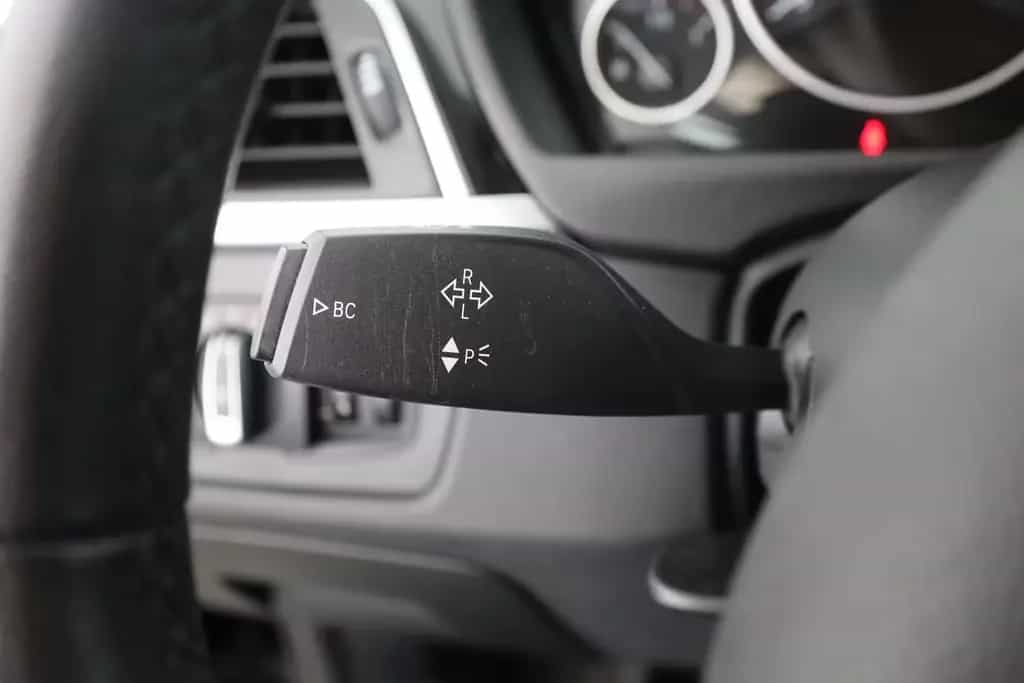 BMW 320 i Touring Sport Line LED Navi Sitzheizung PDC 03/2019-photo-18