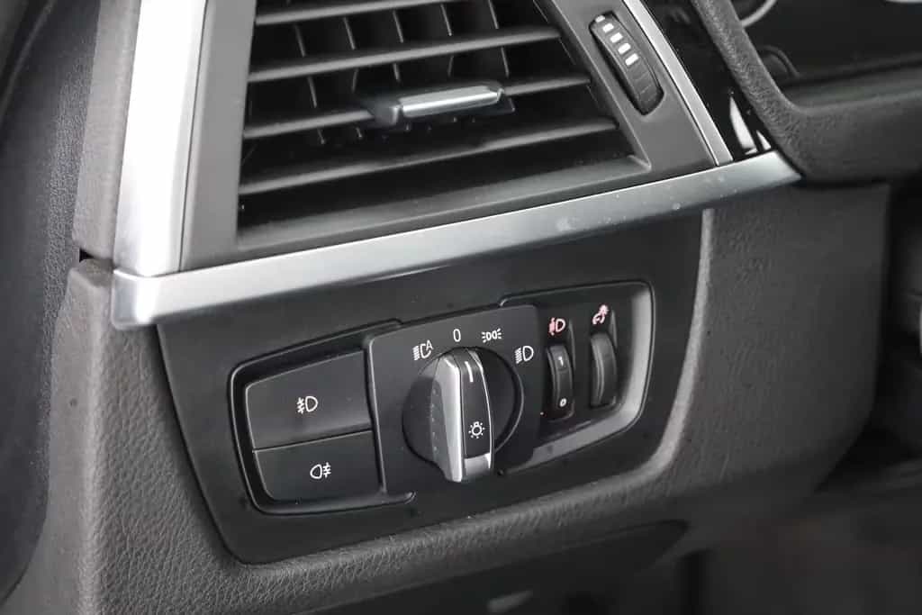 BMW 320 i Touring Sport Line LED Navi Sitzheizung PDC 03/2019-photo-20