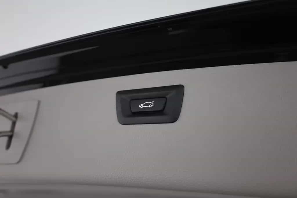 BMW 320 i Touring Sport Line LED Navi Sitzheizung PDC 03/2019-photo-28