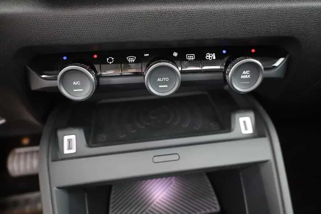 Citroën C4 PureTech 130 Aut. LED ACC Navi Pano 06/2024-photo-11