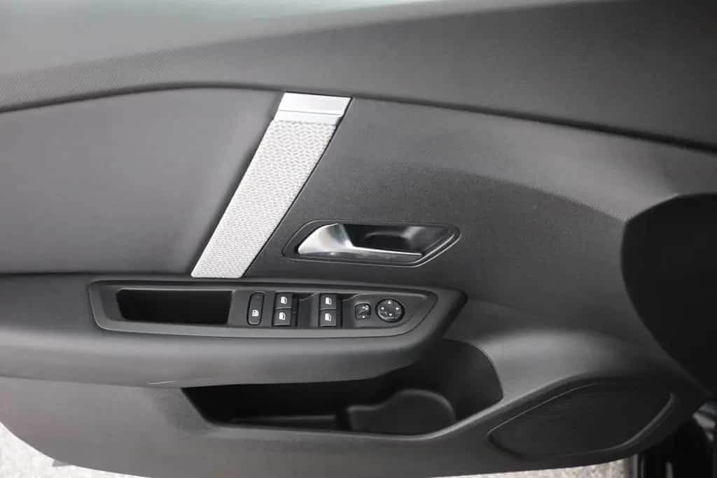 Citroën C4 PureTech 130 Aut. LED ACC Navi Pano 06/2024-photo-21