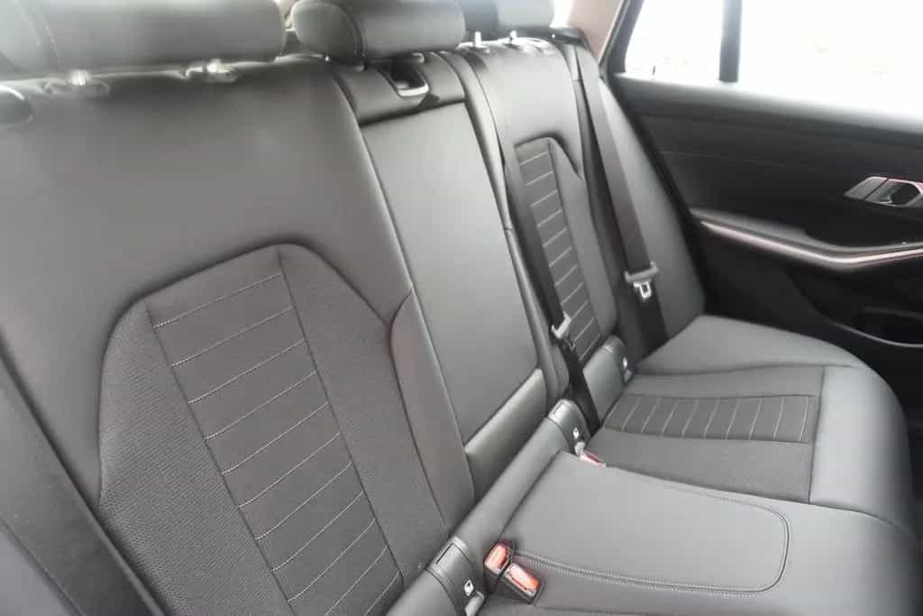 BMW 318 i Touring Aut. LED Navi Teilleder Sportsitze 02/2023-photo-10