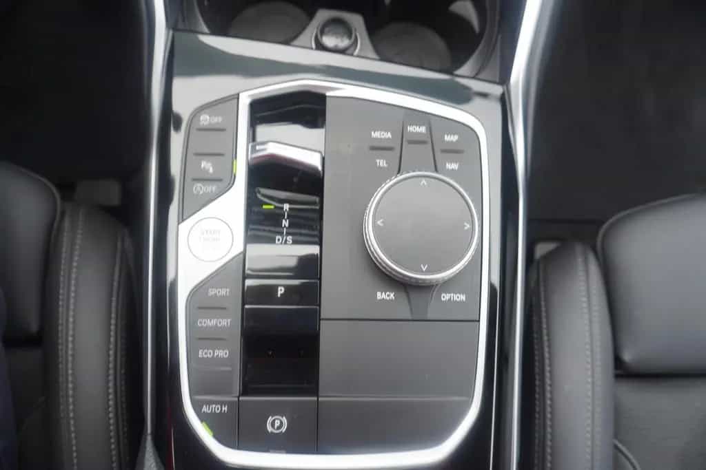 BMW 318 i Touring Aut. LED Navi Teilleder Sportsitze 02/2023-photo-15