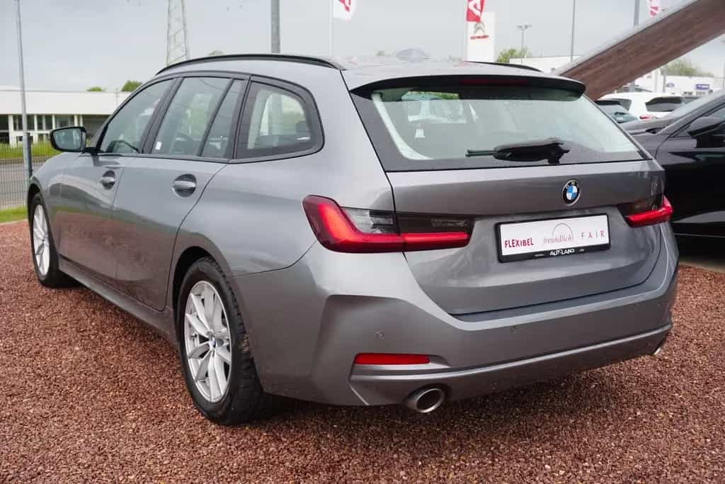 BMW 318 i Touring Aut. LED Navi Teilleder Sportsitze 02/2023-photo-2