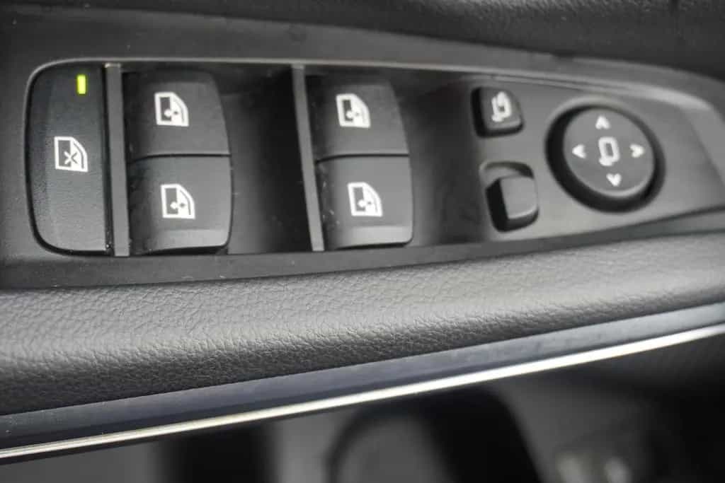 BMW 318 i Touring Aut. LED Navi Teilleder Sportsitze 02/2023-photo-20
