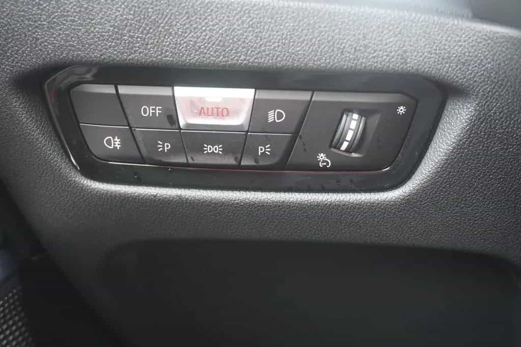 BMW 318 i Touring Aut. LED Navi Teilleder Sportsitze 02/2023-photo-21